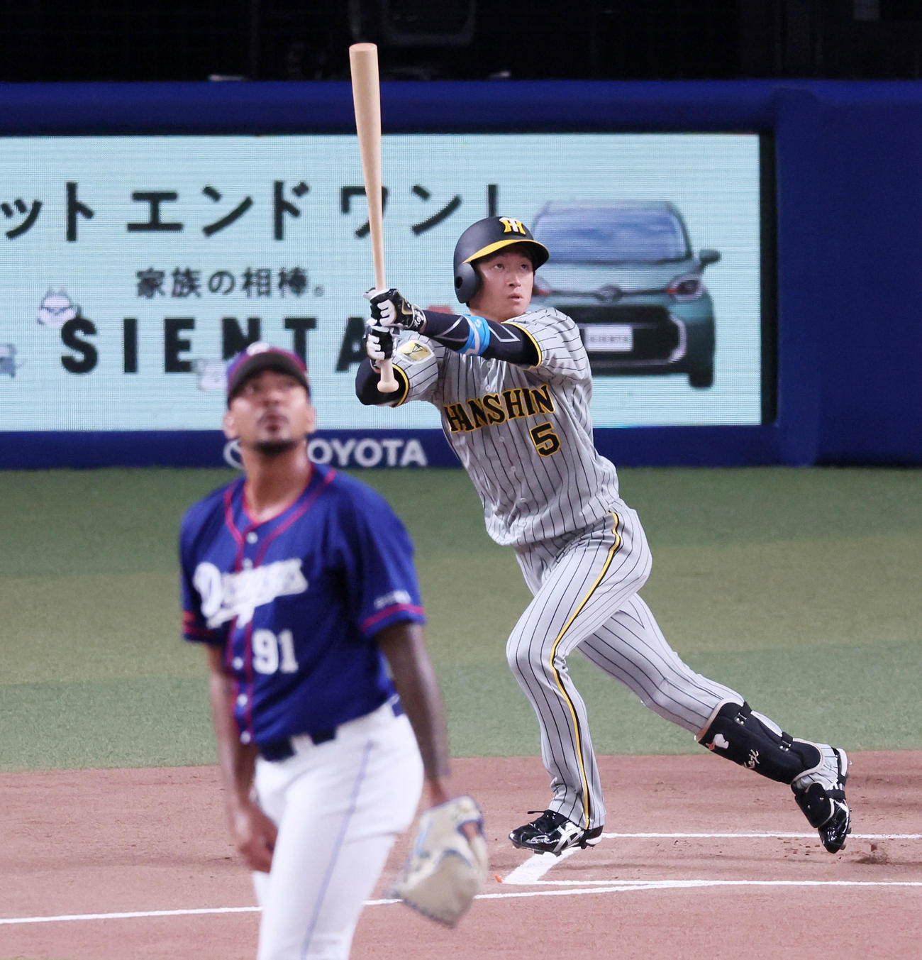 中日対阪神　1回表阪神無死、近本は左二塁打を放つ。投手メヒア（撮影・加藤哉）
