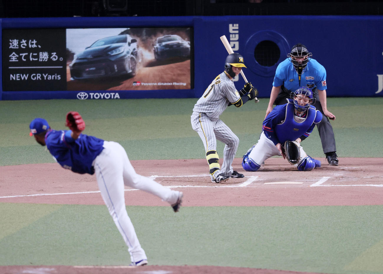 中日対阪神　6回表阪神1死二塁、フェリスは打者中野のとき暴投で二塁走者近本を三塁まで進塁させてしまう（撮影・加藤哉）