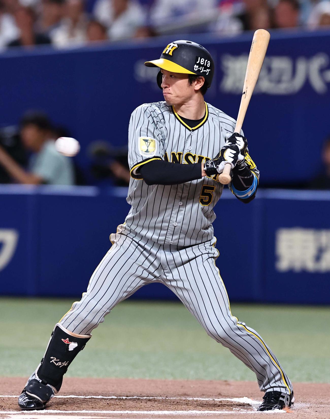 中日対阪神　6回表阪神1死、近本は四球を選ぶ（撮影・上田博志）