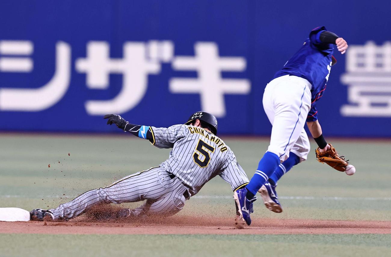 中日対阪神　6回表阪神1死一塁、近本は二盗を決める（撮影・上田博志）