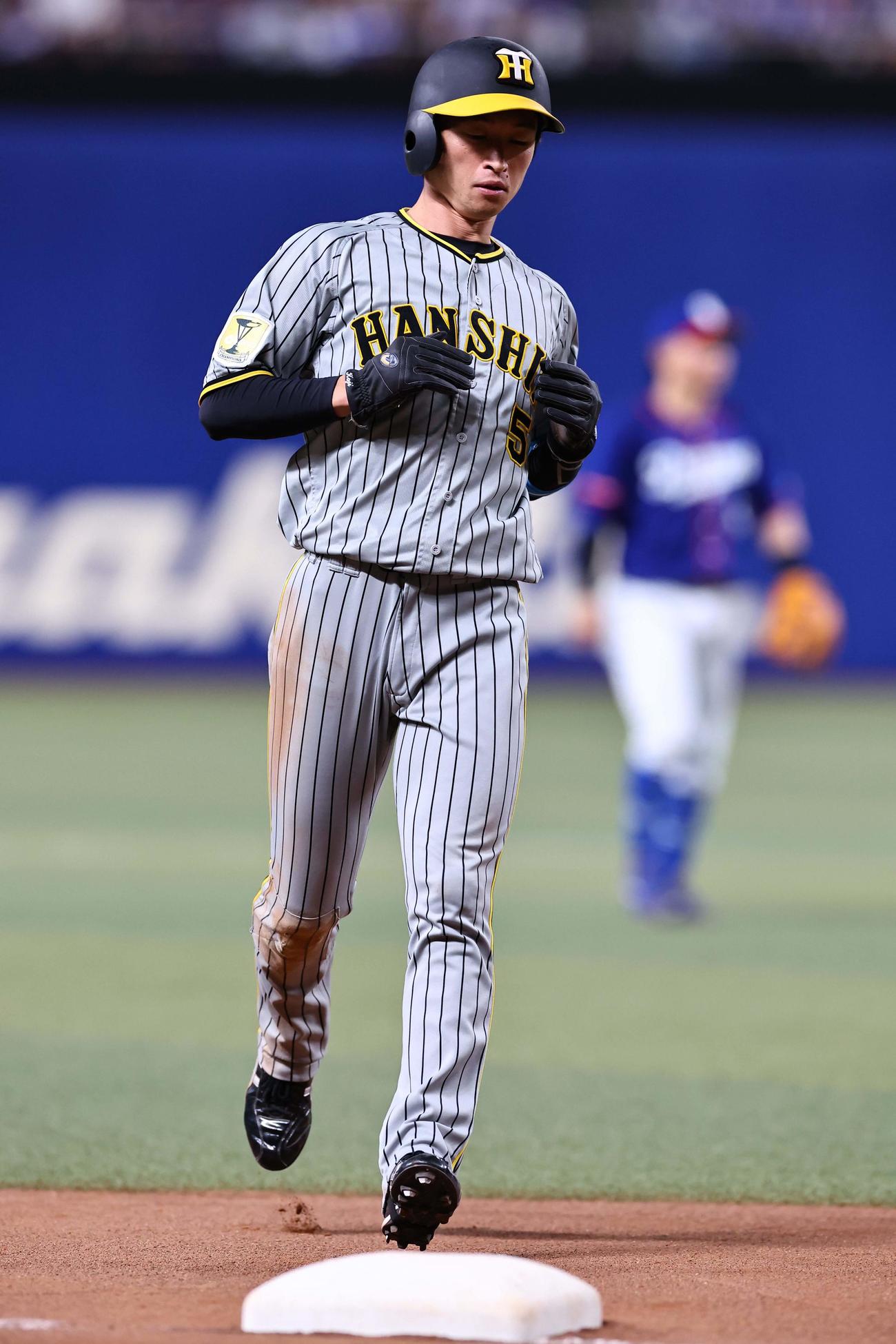 中日対阪神　6回表阪神1死二塁、近本はフェリスの暴投で三塁へ進む（撮影・上田博志）