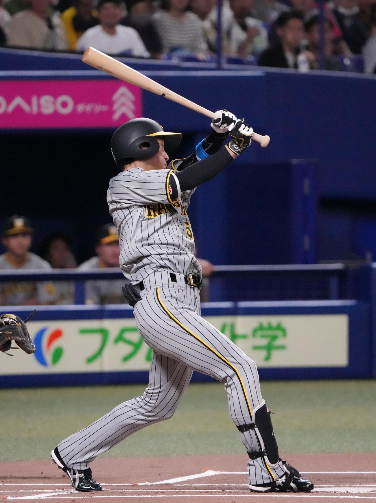 中日対阪神　1回表阪神無死、左二塁打を放つ近本（撮影・森本幸一）