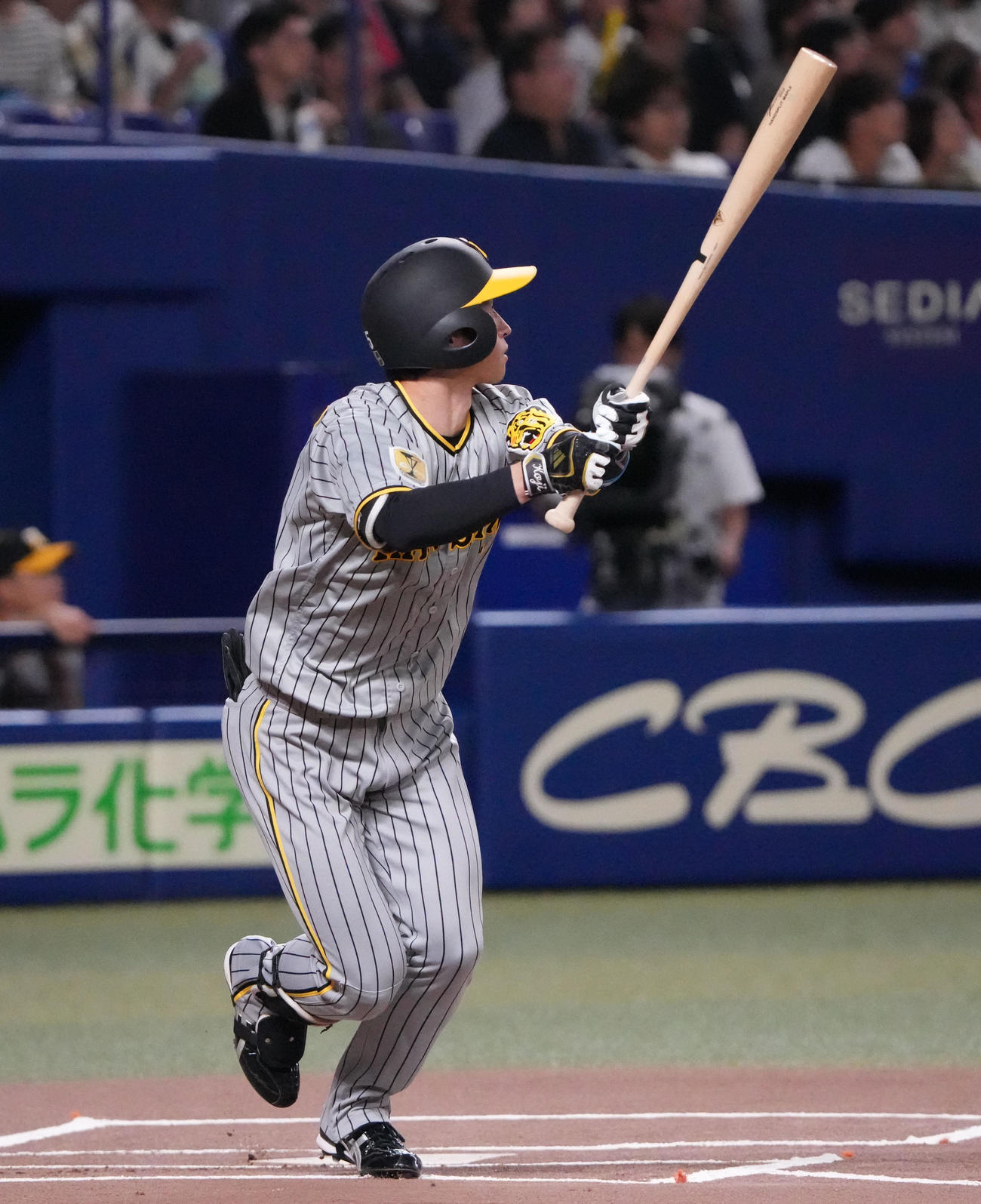中日対阪神　1回表阪神無死、左二塁打を放つ近本（撮影・森本幸一）