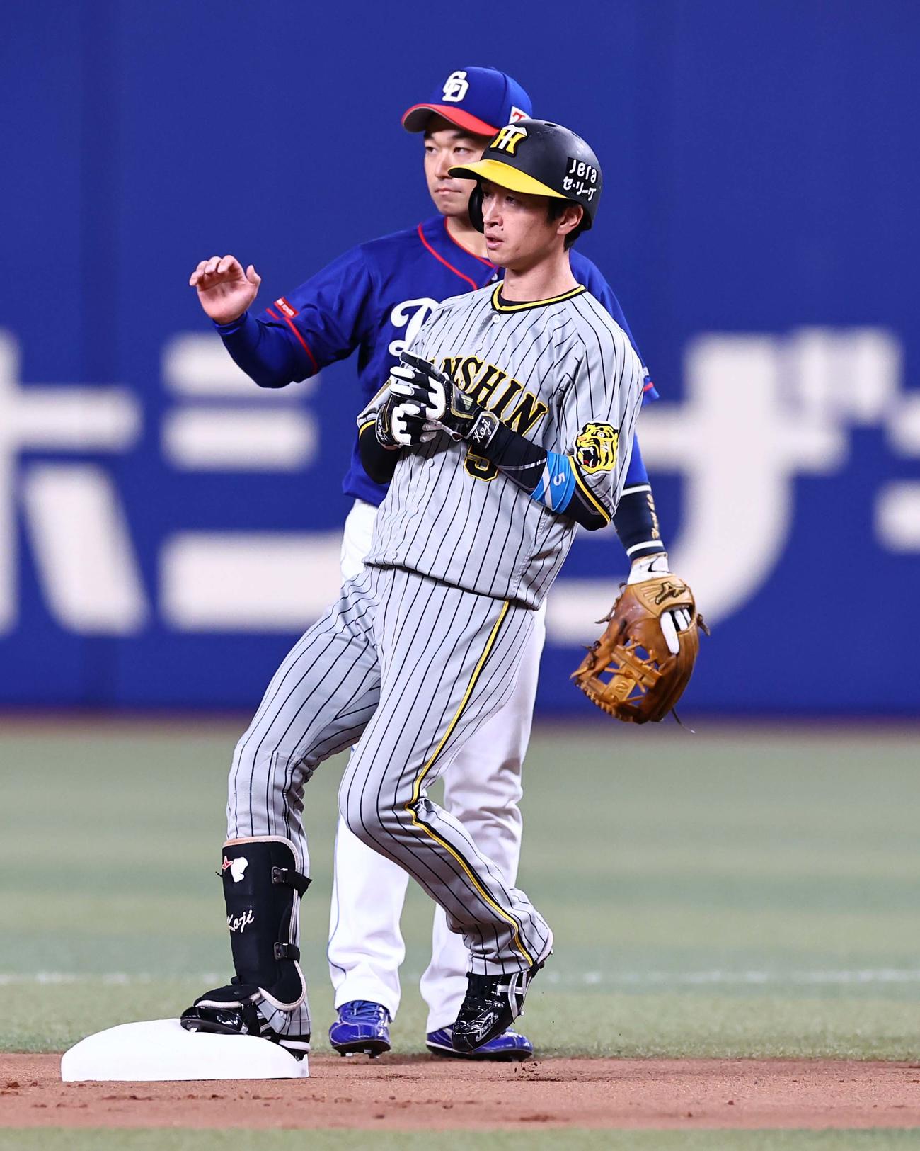 中日対阪神　1回表阪神無死、近本は左越え二塁打を放つ（撮影・上田博志）