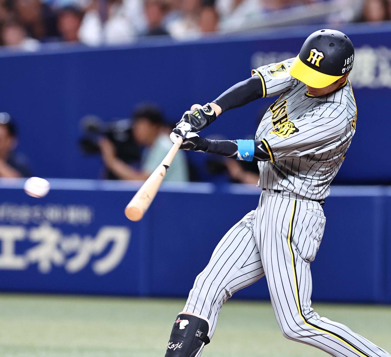 中日対阪神　4回表阪神1死、近本は中前打を放つ（撮影・上田博志）