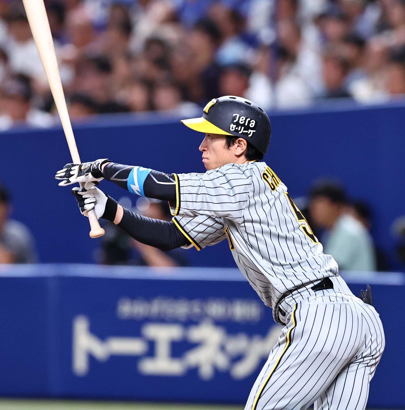 中日対阪神　4回表阪神1死、近本は中前打を放つ（撮影・上田博志）