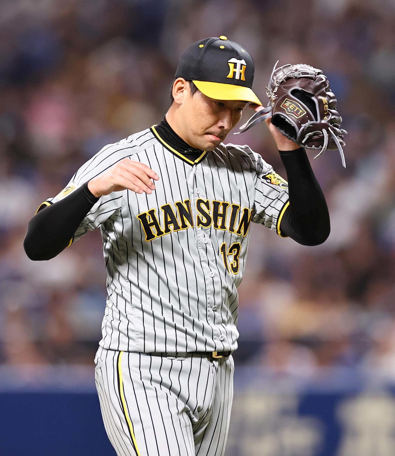 中日対阪神　9回、同点に追いつかれた岩崎は悔しそうな表情でベンチに引き揚げる（撮影・上田博志）