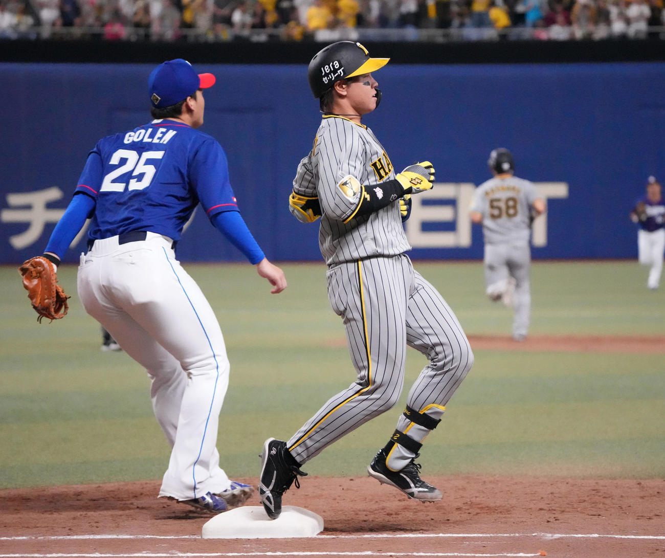 中日対阪神　3回表阪神1死満塁、併殺打に倒れる梅野（右）（撮影・森本幸一）
