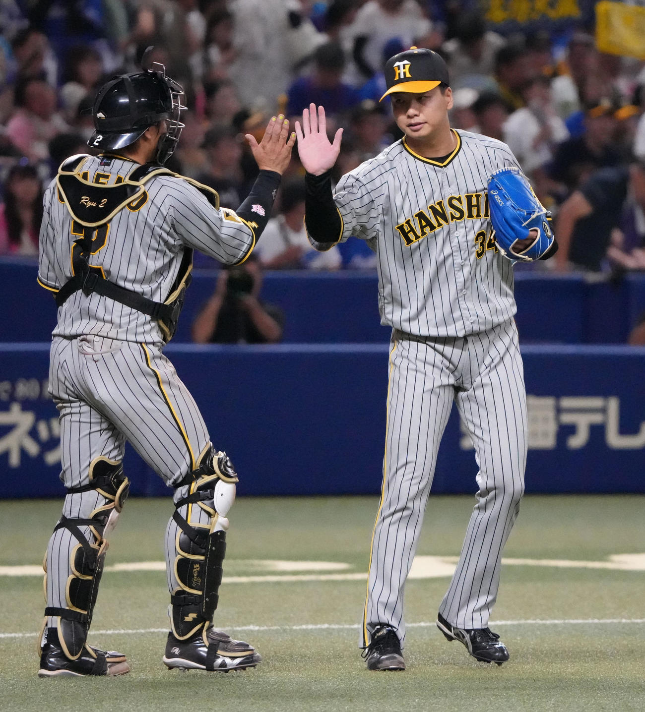 中日対阪神　試合終了、梅野とタッチを交わす漆原（右）（撮影・森本幸一）