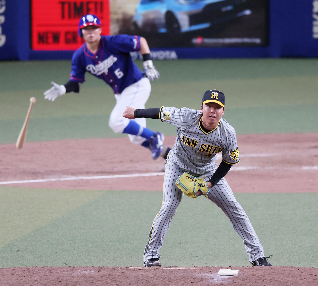 中日対阪神　5回裏中日2死一塁、村上は村松に中前打を打たれる（（撮影・加藤哉）