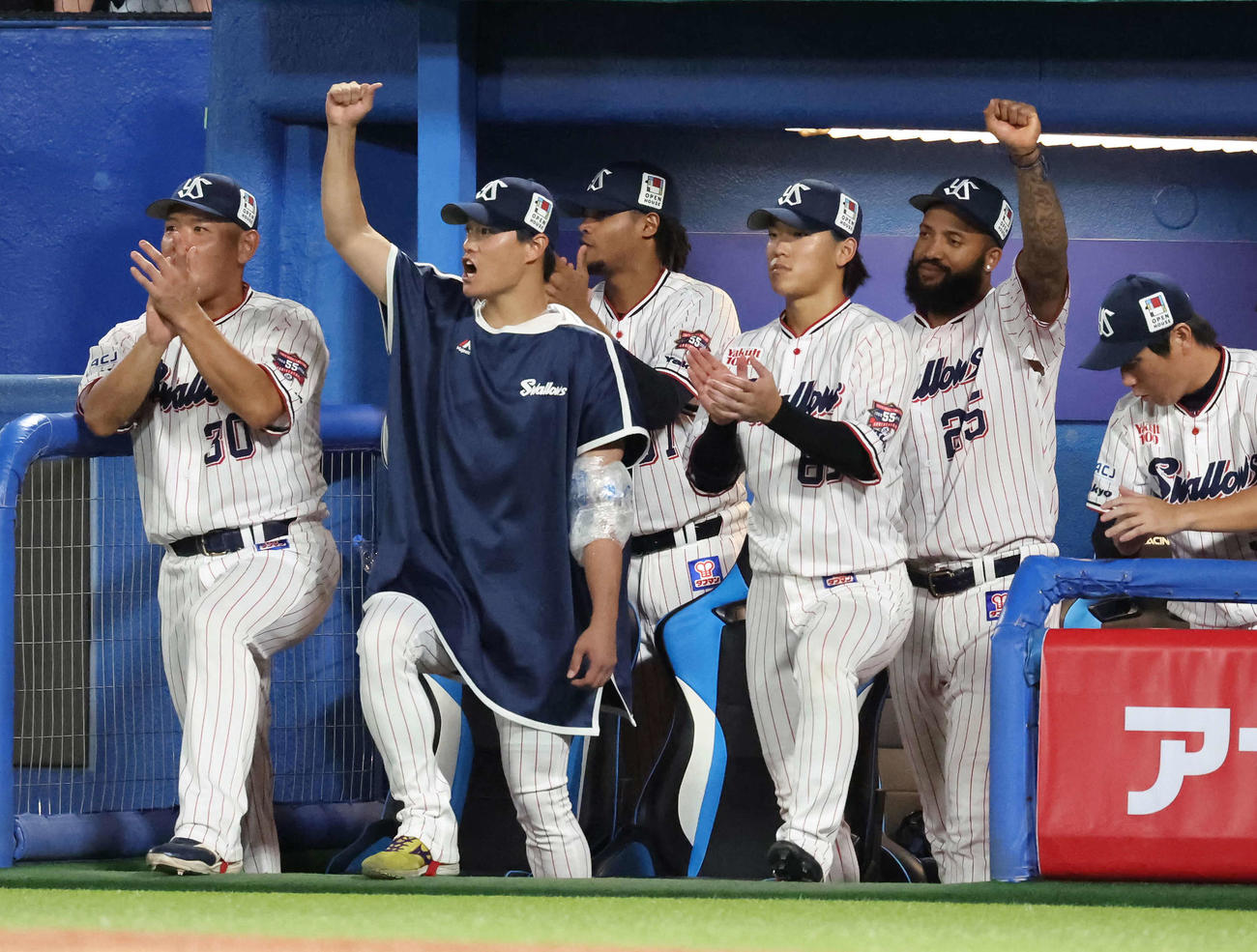 ヤクルト対広島　広島に勝利して、ガッツポーズの高橋（左から2人目）（撮影・丹羽敏通）