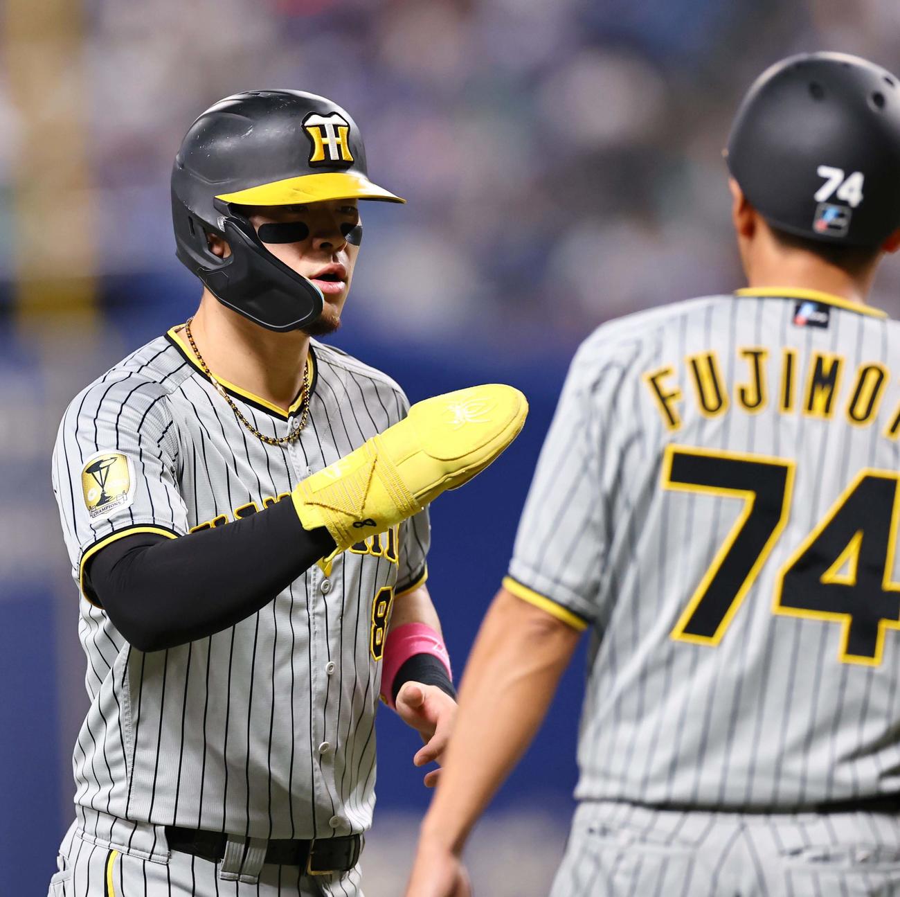 中日対阪神　1回、先制適時打を放った佐藤輝は藤本コーチとハイタッチをする（撮影・上田博志）