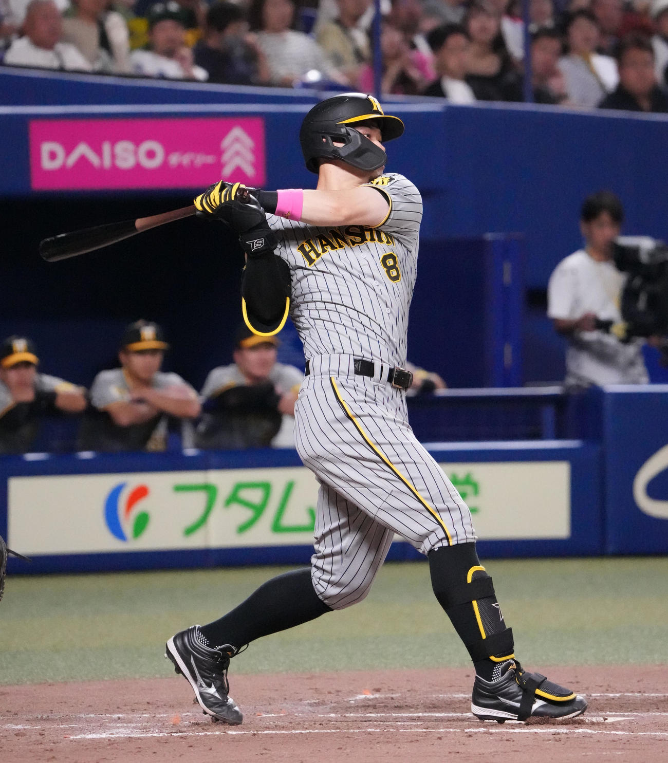 中日対阪神　3回表阪神無死一塁、右前打を放つ佐藤輝（撮影・森本幸一）