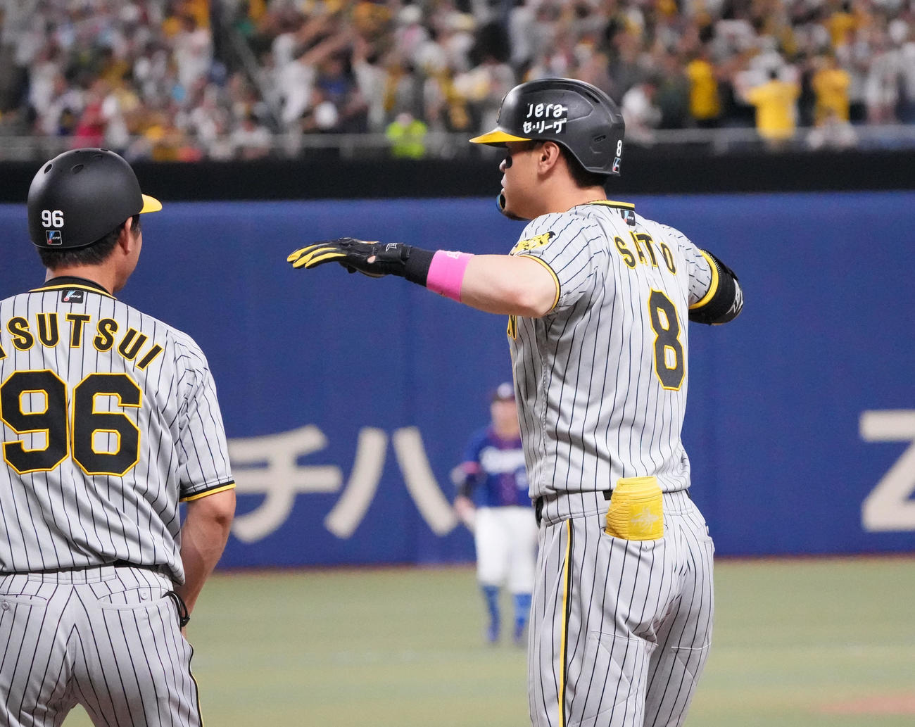 中日対阪神　6回表阪神2死二塁、左前適時打を放った佐藤輝（右）（撮影・森本幸一）