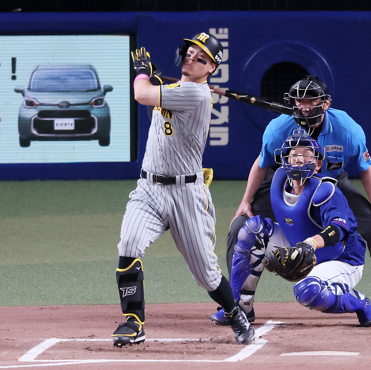 中日対阪神　1回表阪神1死一、二塁、佐藤輝は先制適時打を放つ（撮影・加藤哉）