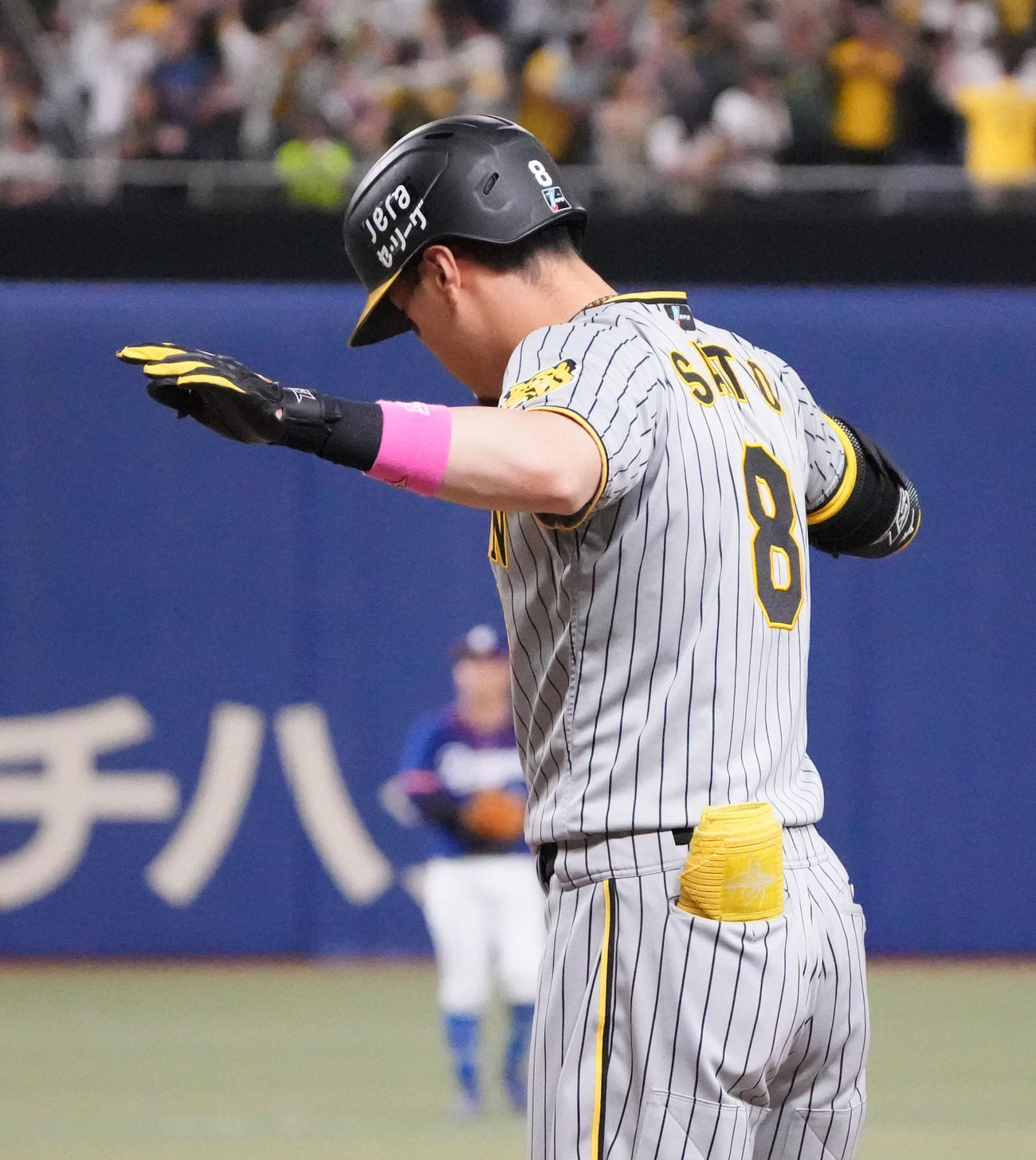 中日対阪神　6回表阪神2死二塁、左前適時打を放った佐藤輝（撮影・森本幸一）