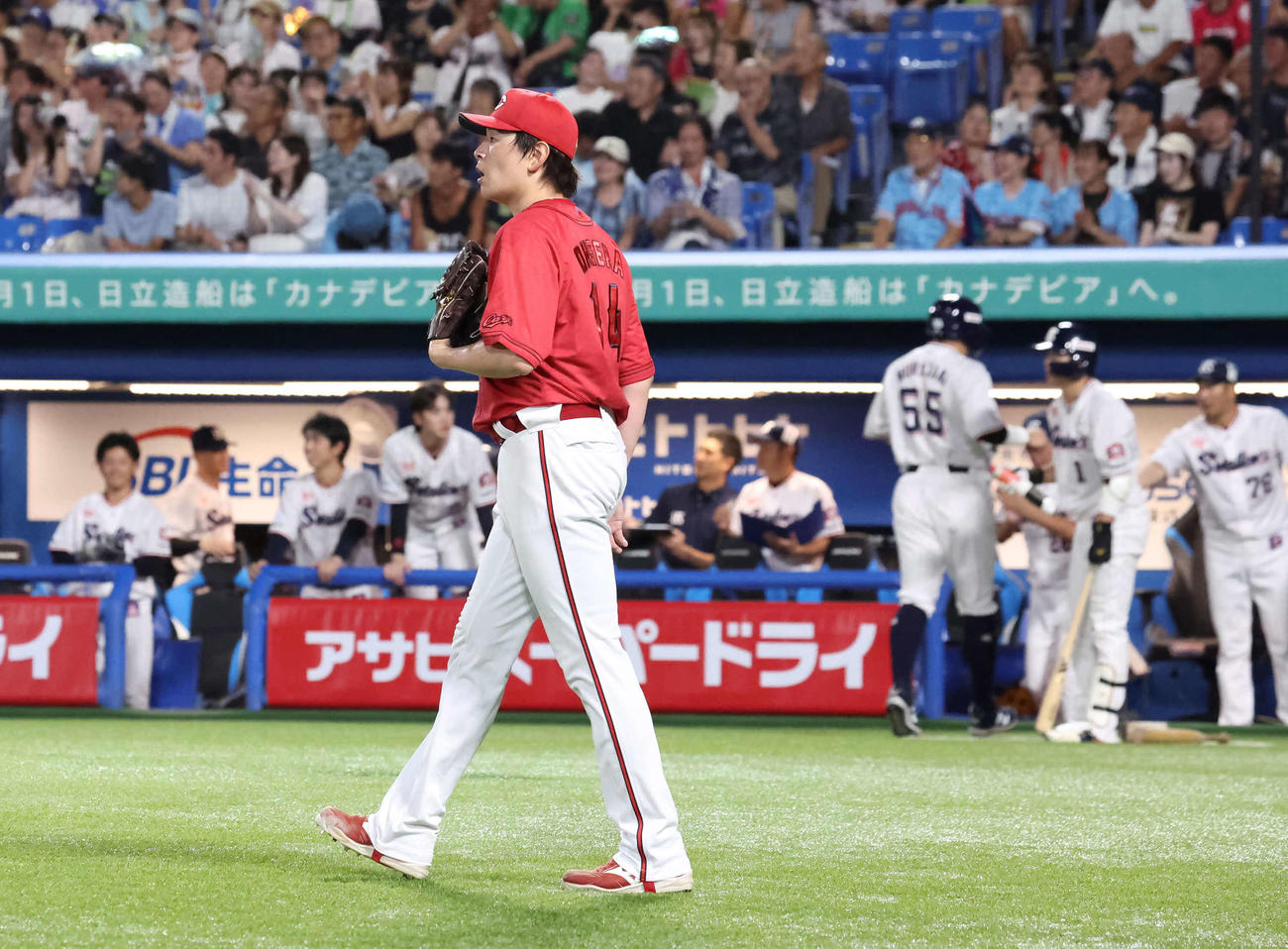ヤクルト対広島　6回裏ヤクルト1死二、三塁、松本直に適時打を打たれた先発大瀬良（撮影・丹羽敏通）