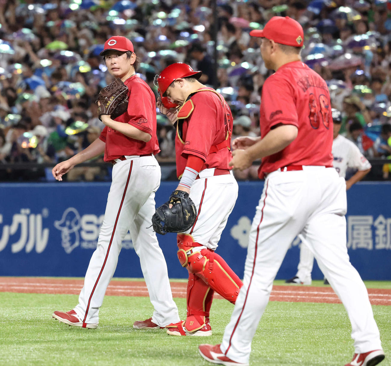 ヤクルト対広島　6回裏ヤクルト2死一、三塁、岩田の適時二塁打でこの回、5点目を失った先発大瀬良（撮影・丹羽敏通）
