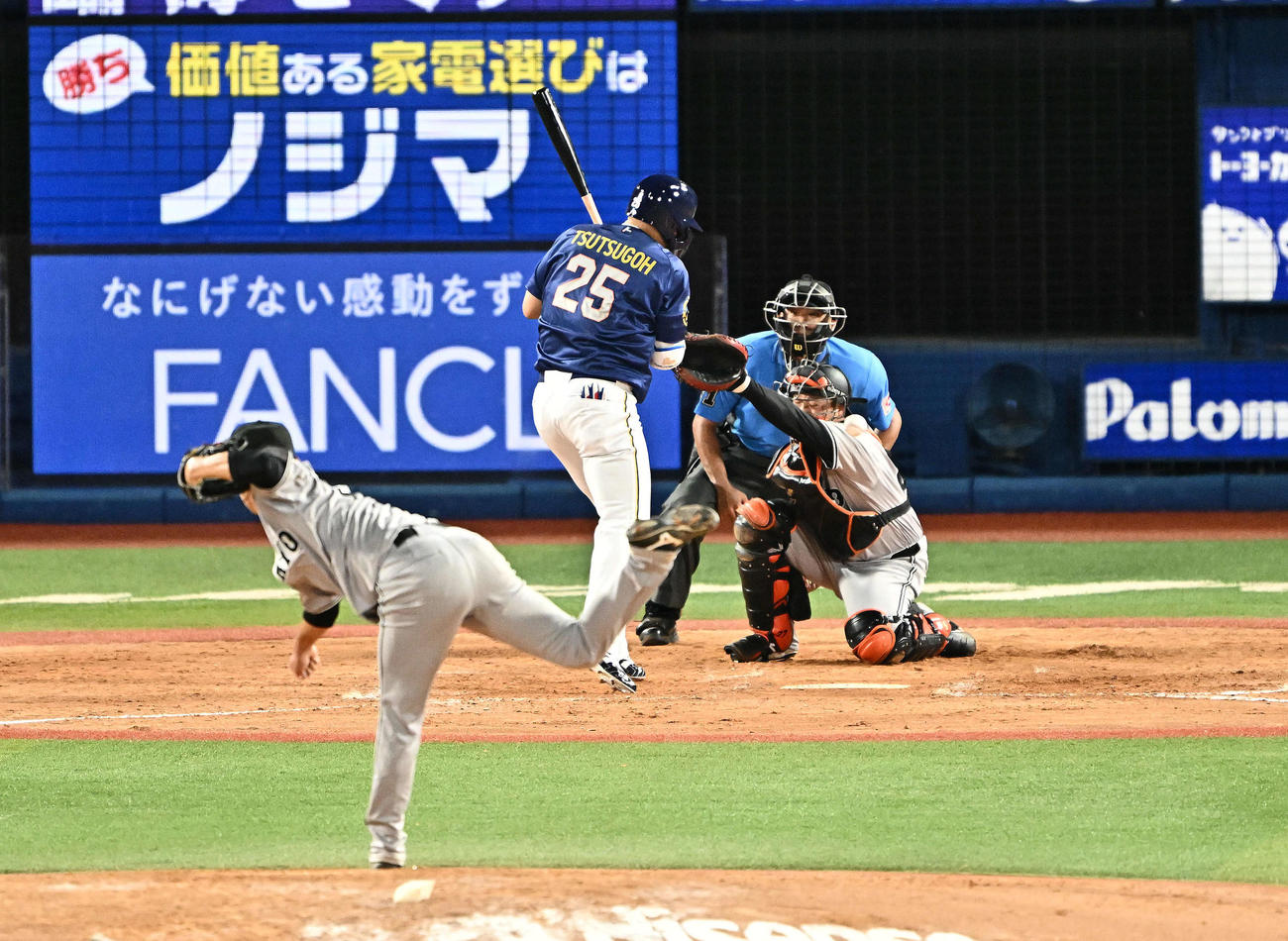 DeNA対巨人　9回裏DeNA2死、代打筒香は死球を受ける。投手伊藤（撮影・滝沢徹郎）