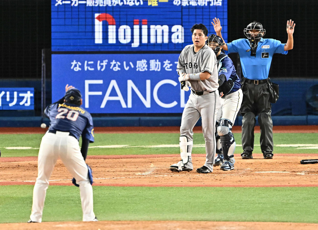 DeNA対巨人　9回表巨人2死一、二塁、死球を受け怒る大城卓。投手坂本（撮影・滝沢徹郎）