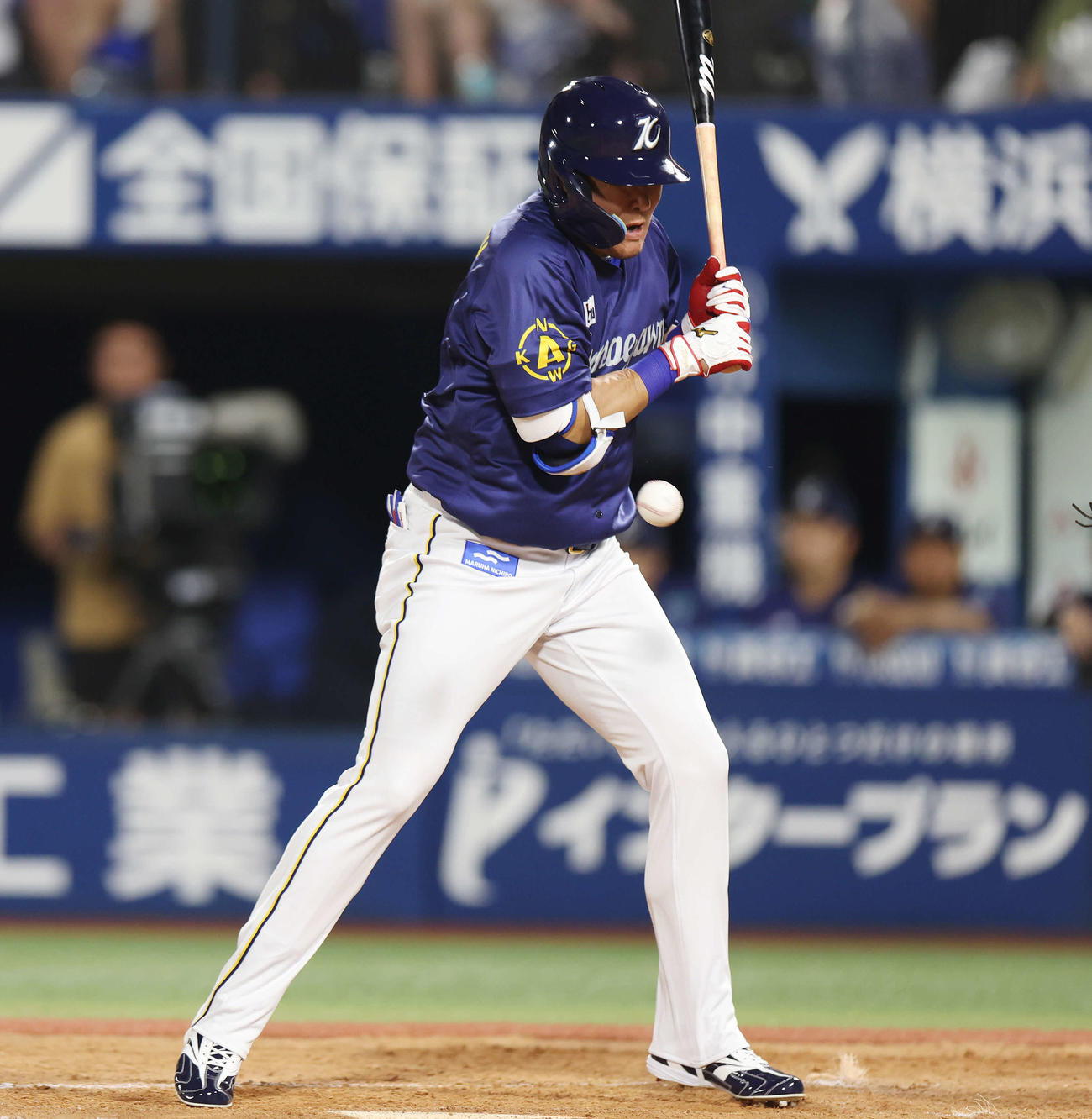 DeNA対巨人　9回裏DeNA2死、死球を受ける代打筒香（撮影・宮地輝）
