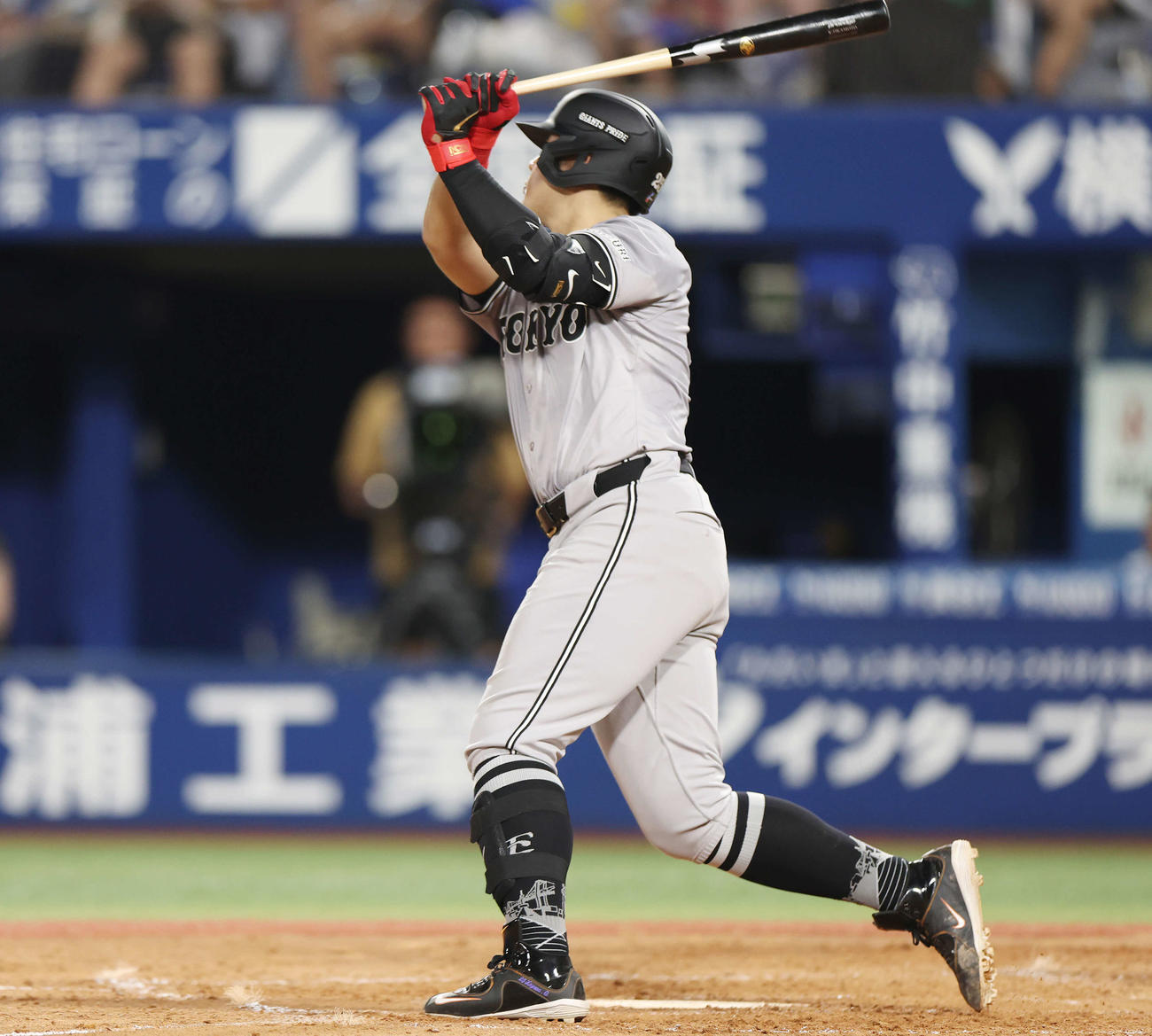 DeNA対巨人　4回表巨人無死一塁、右越え2点本塁打を放つ岡本和（撮影・宮地輝）