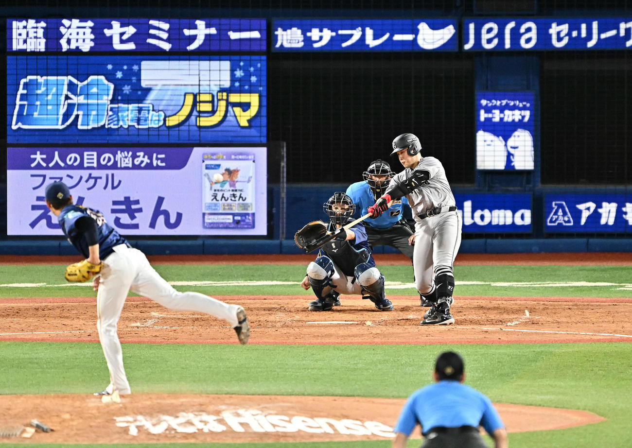 DeNA対巨人　4回表巨人無死一塁、岡本和は右越え2点本塁打を放つ。投手中川颯（撮影・滝沢徹郎）