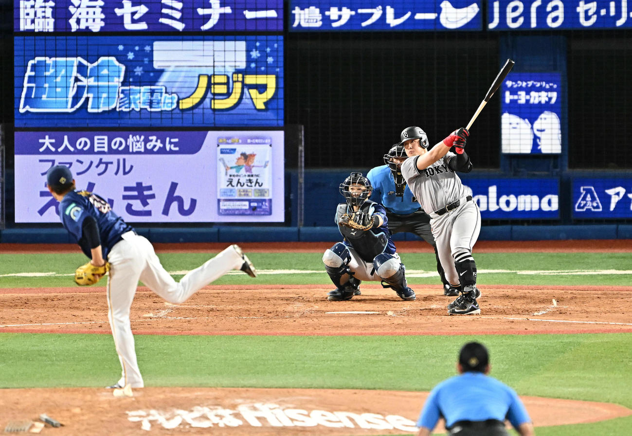 DeNA対巨人　4回表巨人無死一塁、岡本和は右越え2点本塁打を放つ。投手中川颯（撮影・滝沢徹郎）