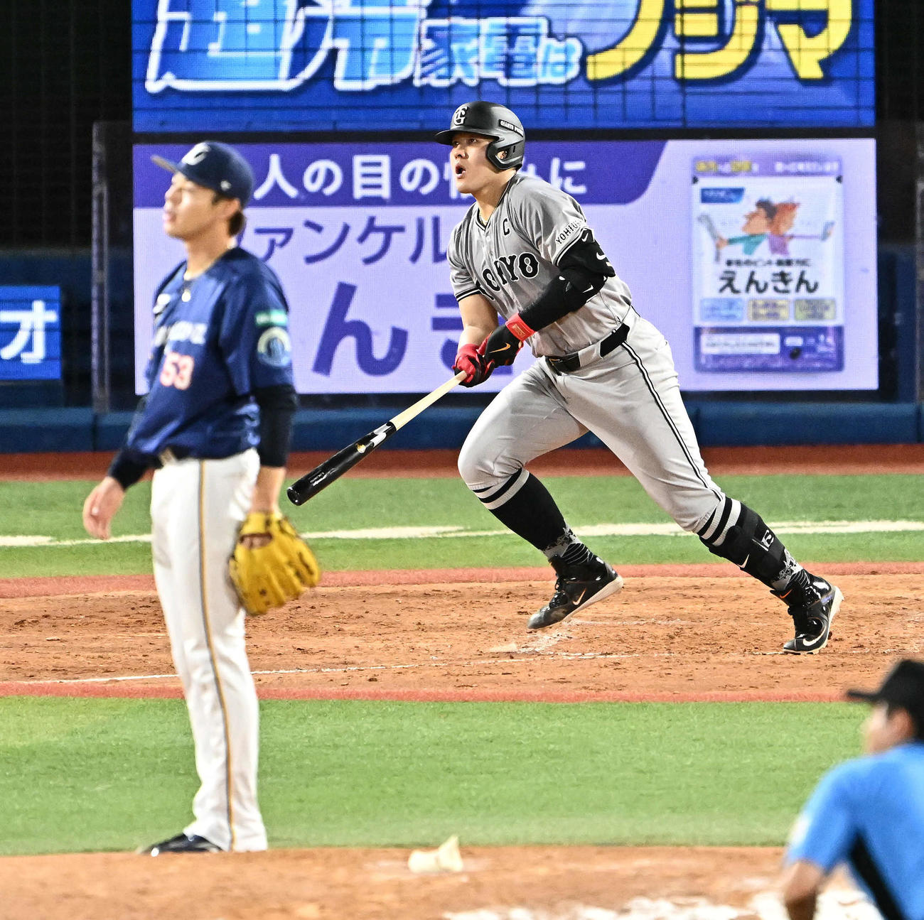 DeNA対巨人　4回表巨人無死一塁、岡本和は右越え2点本塁打を放つ。投手中川颯（撮影・滝沢徹郎）