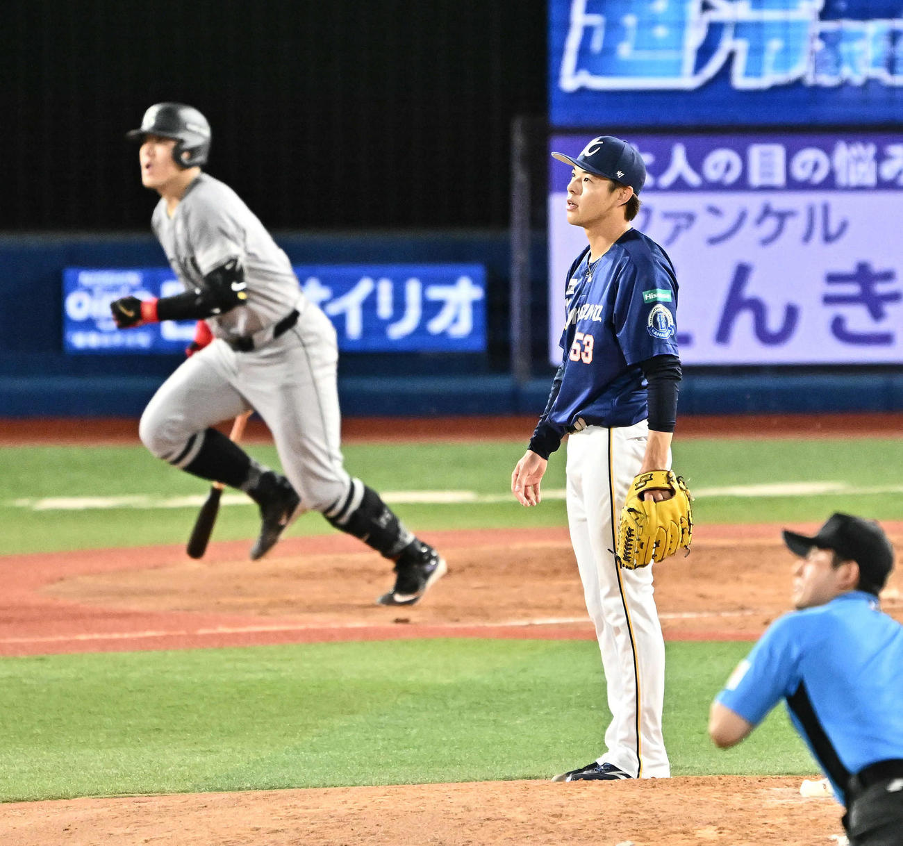 DeNA対巨人　4回表巨人無死一塁、岡本和（後方）に2点本塁打を許す中川颯（撮影・滝沢徹郎）