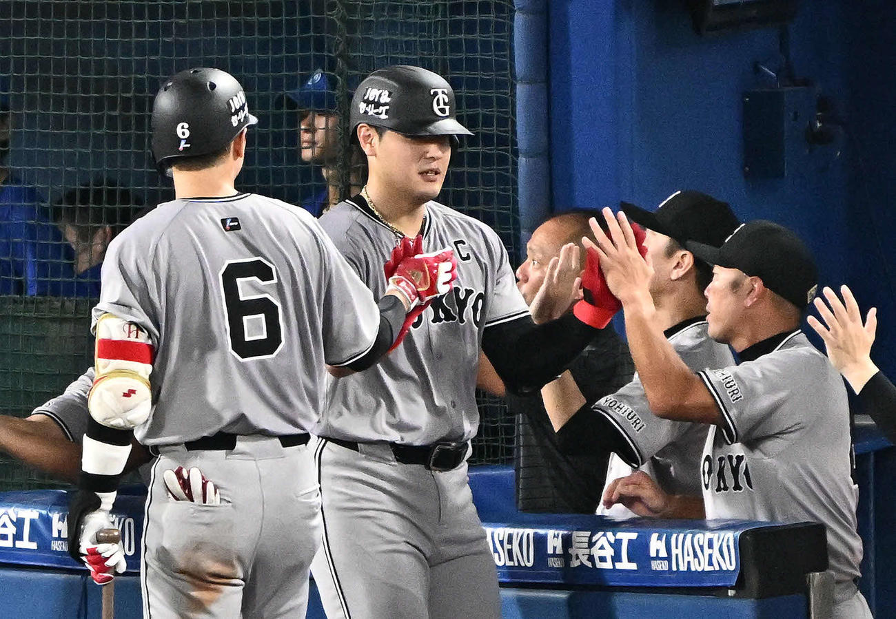 DeNA対巨人　4回表巨人無死一塁、阿部監督（右）は2点本塁打を放った岡本和とタッチをかわす（撮影・滝沢徹郎）
