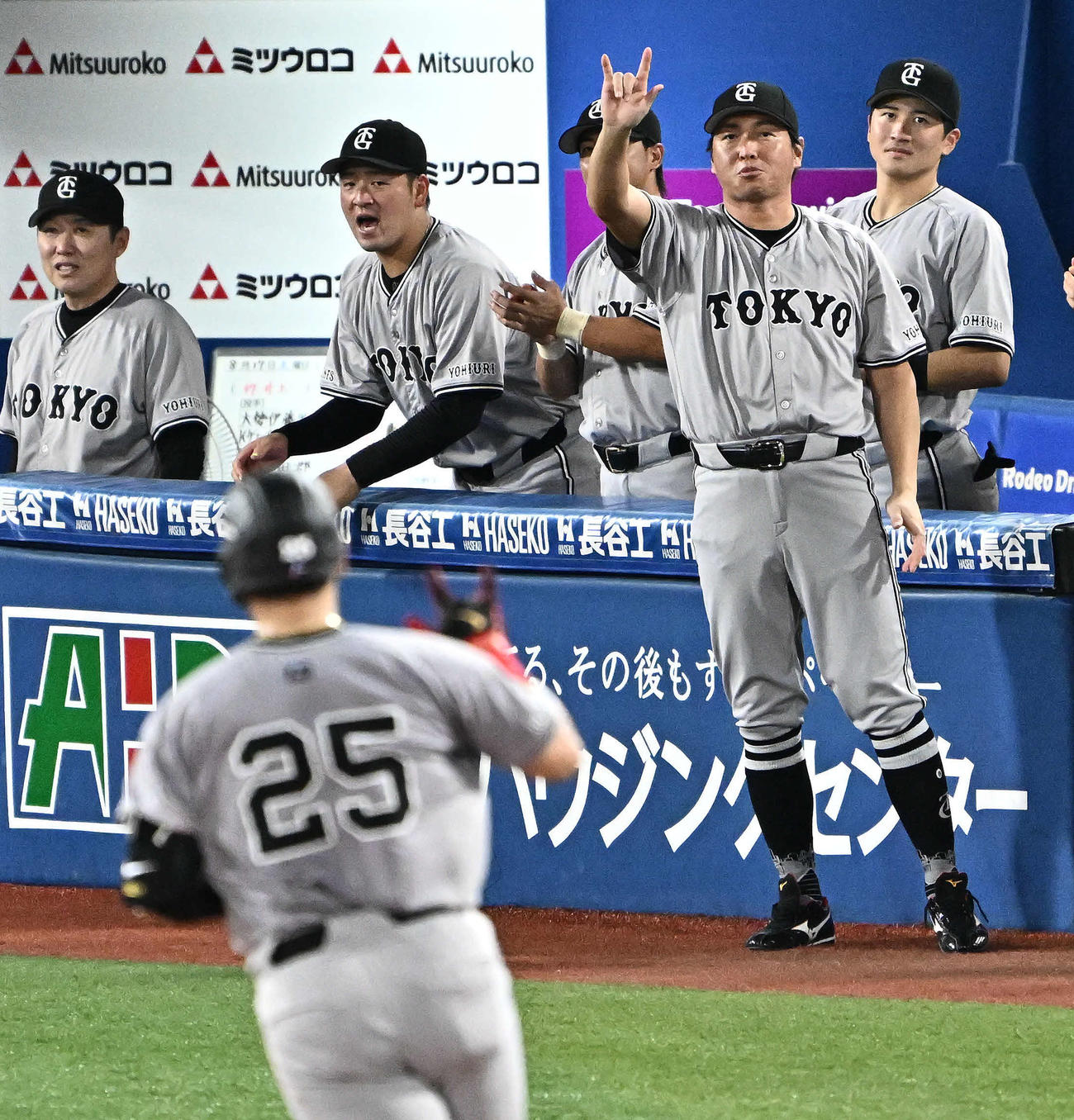 DeNA対巨人　4回表巨人無死一塁、2点本塁打を放った岡本和（手前）に向かってポーズを送る長野（右から2人目）（撮影・滝沢徹郎）
