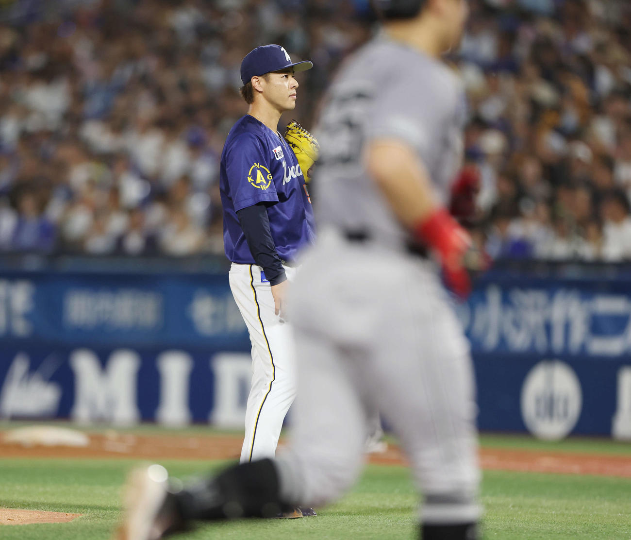 DeNA対巨人　4回表巨人無死一塁、岡本和（手前）に右越え2点本塁打を浴びる中川颯（撮影・宮地輝）