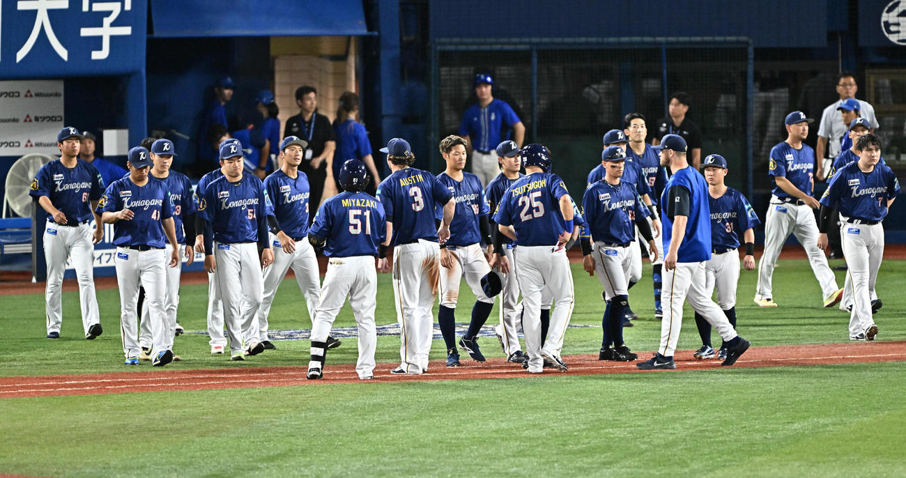 DeNA対巨人　試合に敗れ悔しげなDeNAの選手たち（撮影・滝沢徹郎）