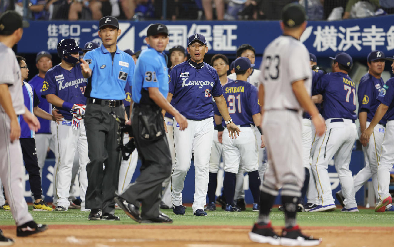 DeNA対巨人　9回裏DeNA2死、代打筒香が死球を受け騒ぎを収める三浦監督（中央）（撮影・宮地輝）