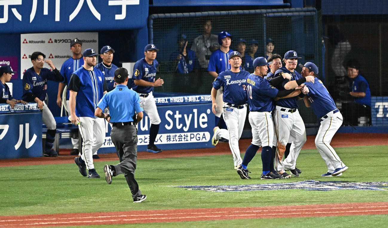DeNA対巨人　9回裏DeNA2死、代打筒香が死球を受けベンチを飛び出して怒るオースティン（右から2人目）（撮影・滝沢徹郎）