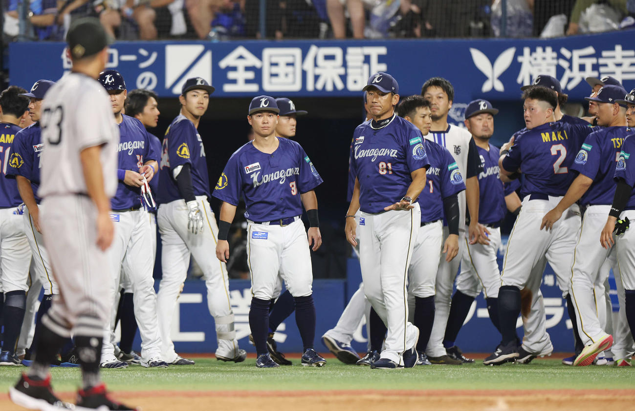 DeNA対巨人　9回裏DeNA2死、代打筒香が死球を受け騒ぎを収める三浦監督（中央）（撮影・宮地輝）
