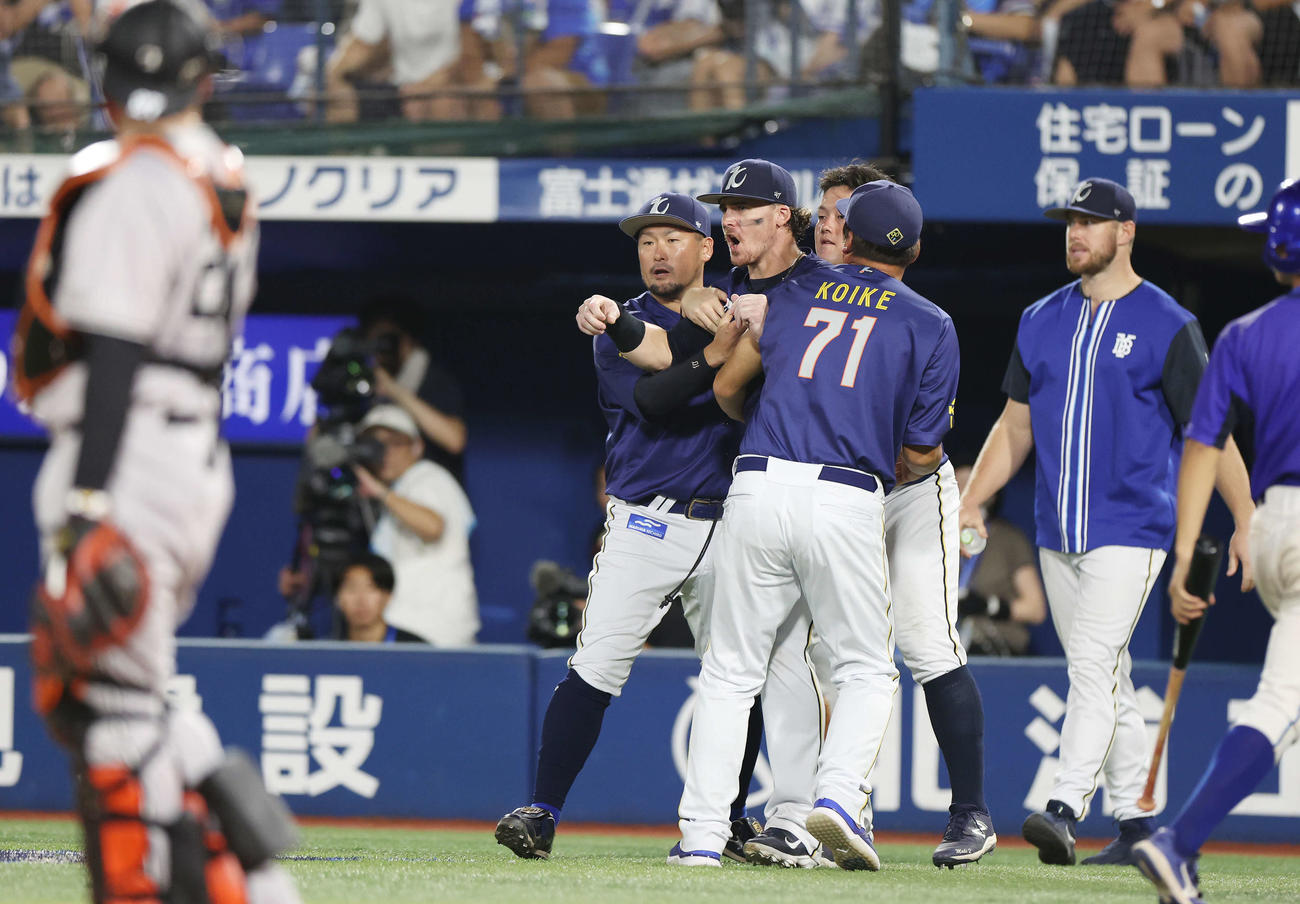 DeNA対巨人　9回裏DeNA2死、代打筒香が死球を受け怒るオースティン（左から2人目）（撮影・宮地輝）