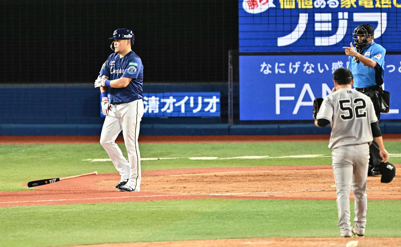 DeNA対巨人　9回裏DeNA2死、代打筒香は死球を受け出塁する。投手伊藤（撮影・滝沢徹郎）
