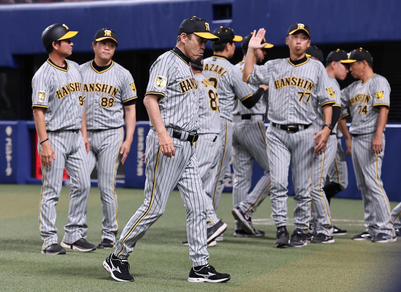 中日対阪神　中日と引き分けた岡田監督はナインを出迎えた後、ベンチに引き揚げる（撮影・上田博志）