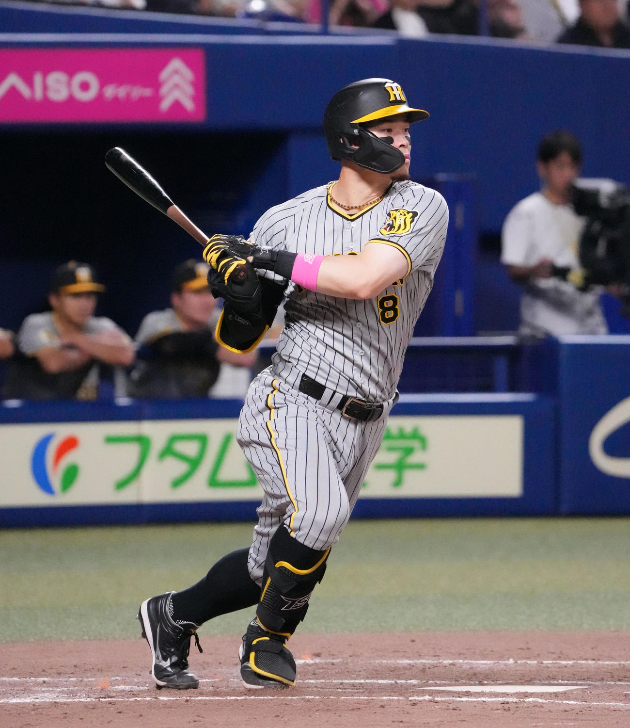 中日対阪神　3回表阪神無死一塁、右前打を放つ佐藤輝（撮影・森本幸一）