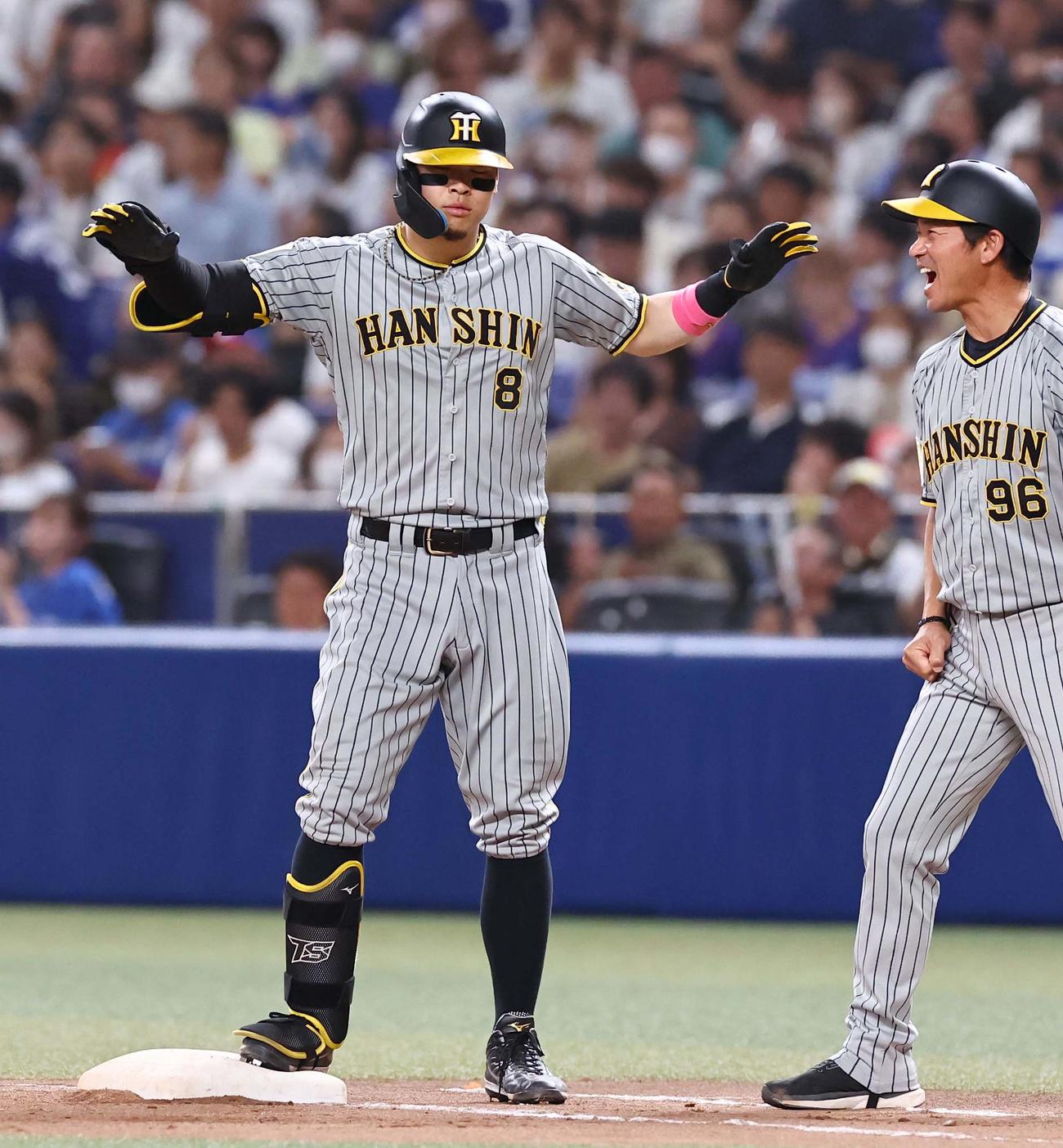 中日対阪神　6回表阪神2死二塁、佐藤輝は左前に適時打を放つ（撮影・上田博志）