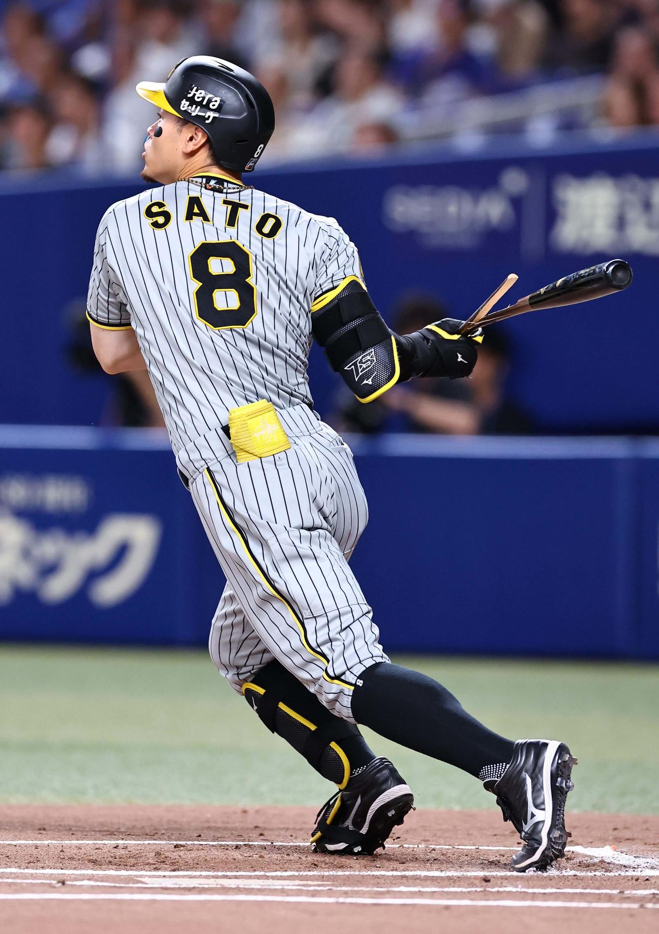 中日対阪神　1回表阪神1死一、二塁、佐藤輝は右前に先制適時打を放つ（撮影・上田博志）