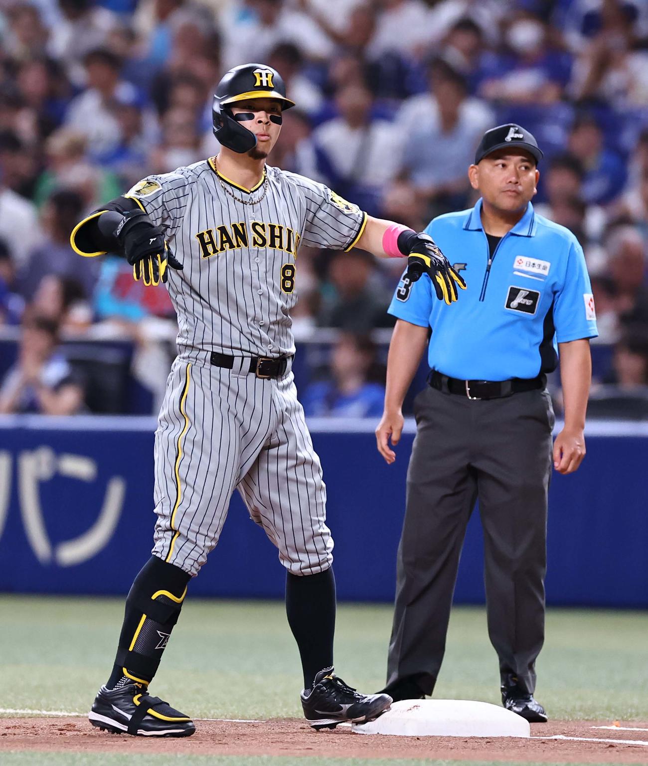 中日対阪神　1回表阪神1死一、二塁、佐藤輝は右前に先制適時打を放つ（撮影・上田博志）