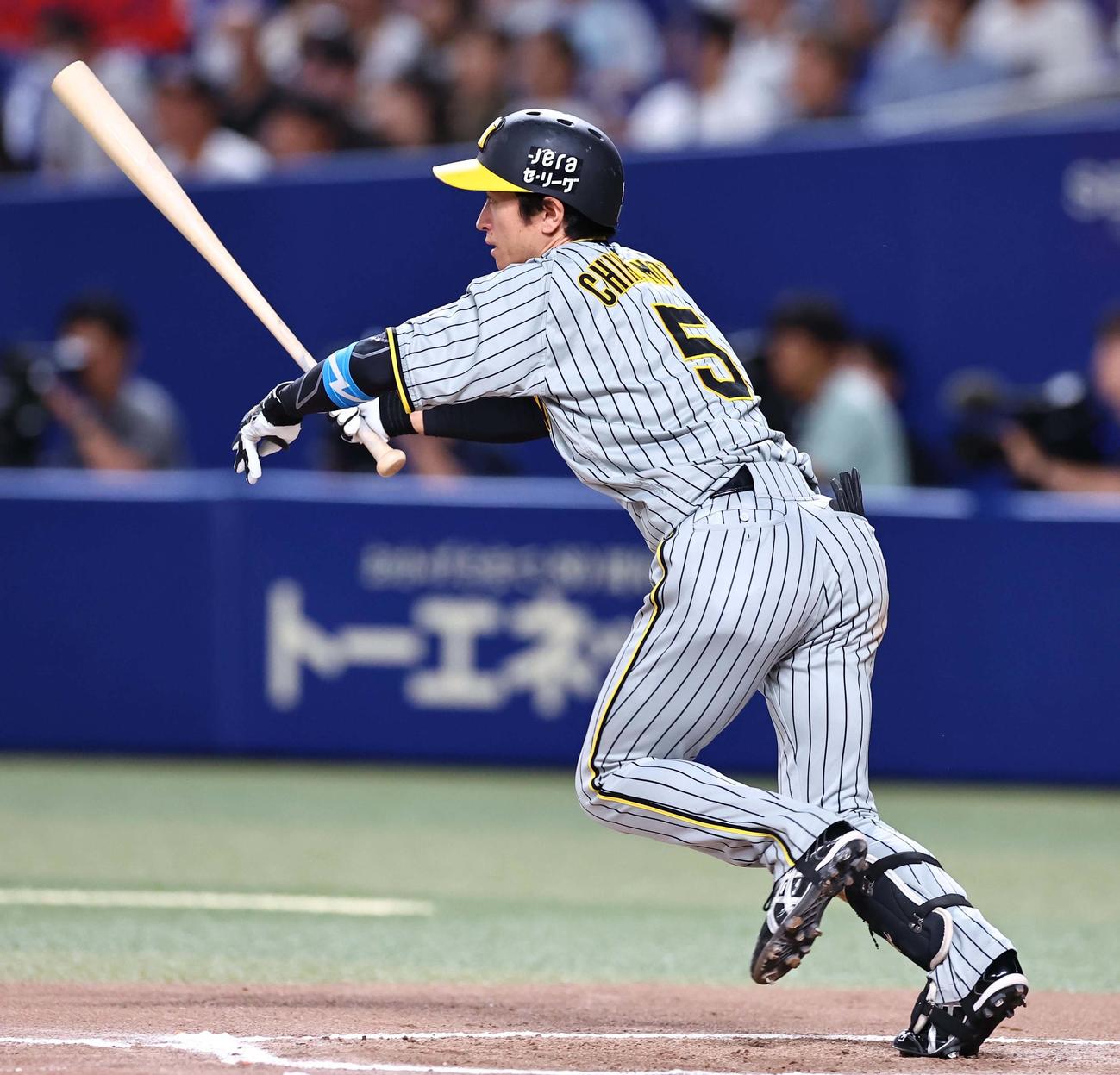 中日対阪神　10回表阪神1死二塁、近本は右前打を放つ（撮影・上田博志）