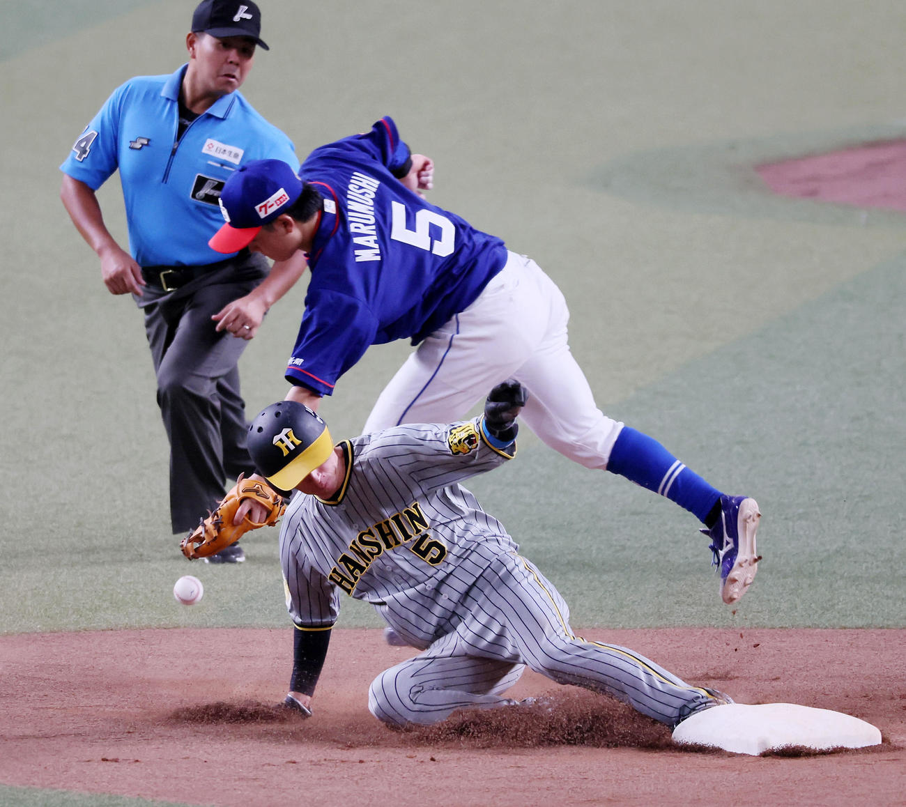 中日対阪神　6回表阪神1死一塁、打者中野のとき一塁走者近本は二塁盗塁を決める。野手村松（撮影・加藤哉）