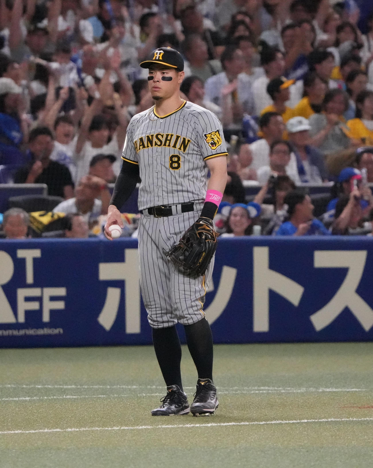 中日対阪神　9回裏中日2死満塁、木浪から送球を受けた佐藤輝（撮影・森本幸一）