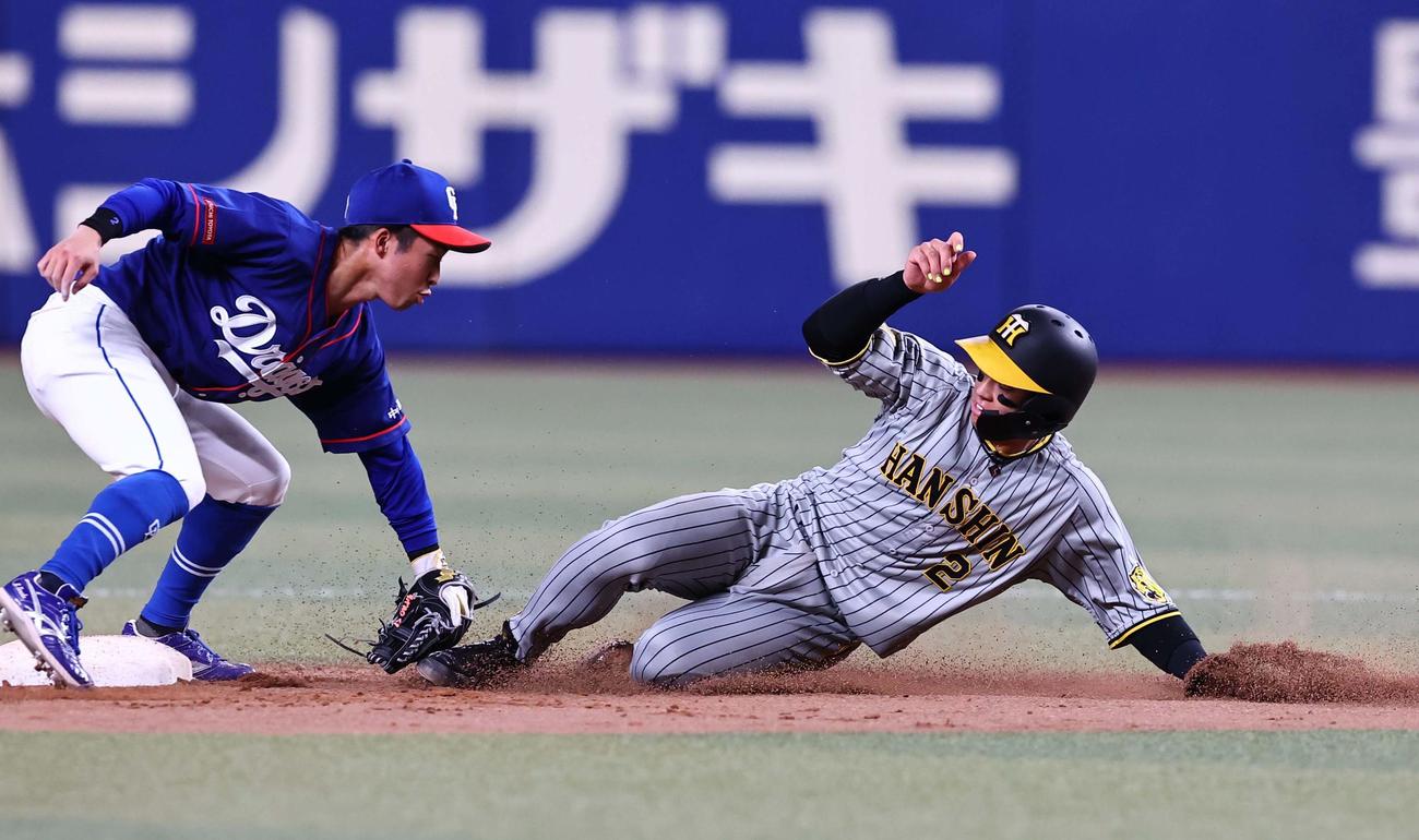 中日対阪神　7回表阪神1死一塁、梅野は二盗に失敗する（撮影・上田博志）