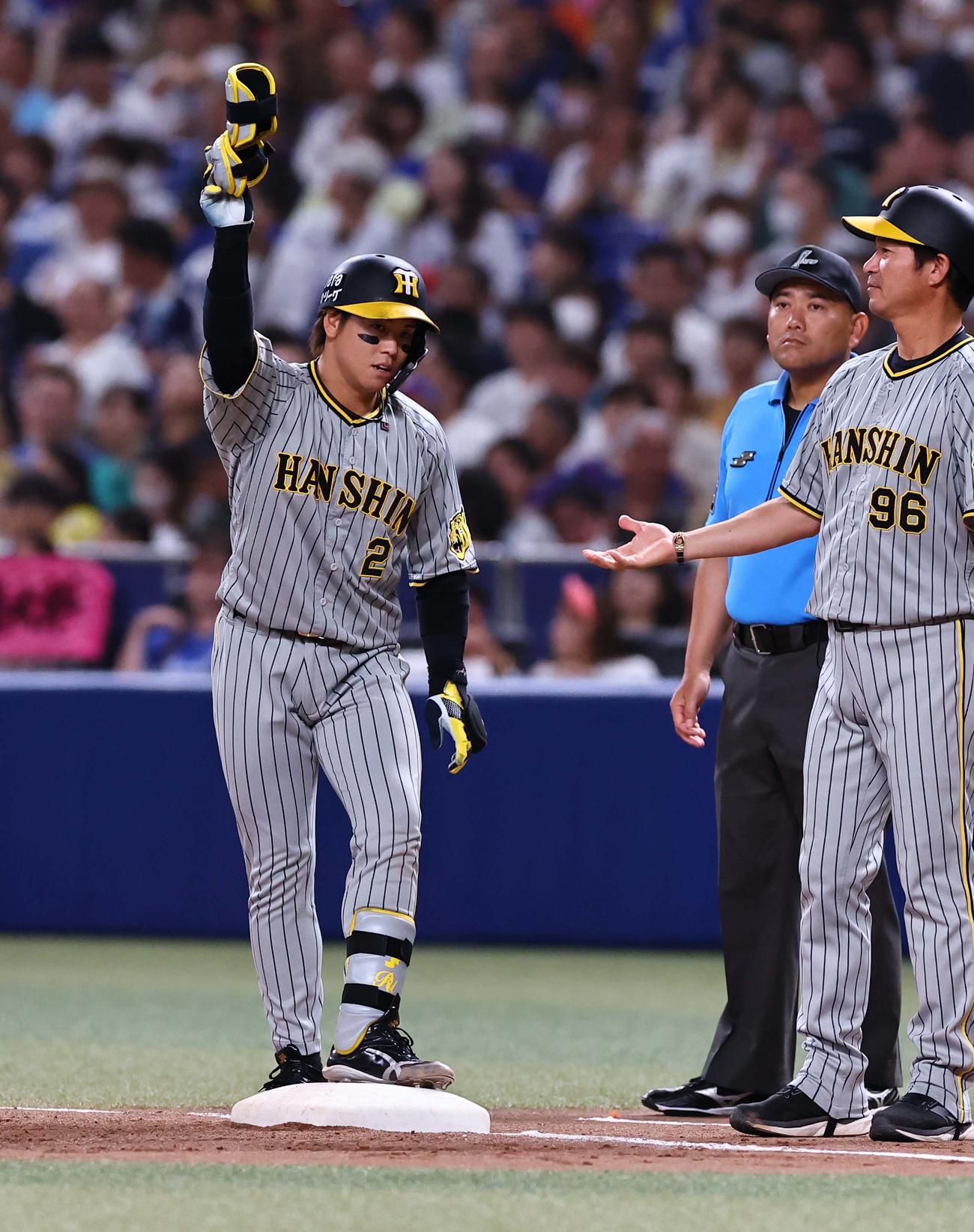 中日対阪神　2回表阪神無死一塁、梅野は右前打を放つ（撮影・上田博志）
