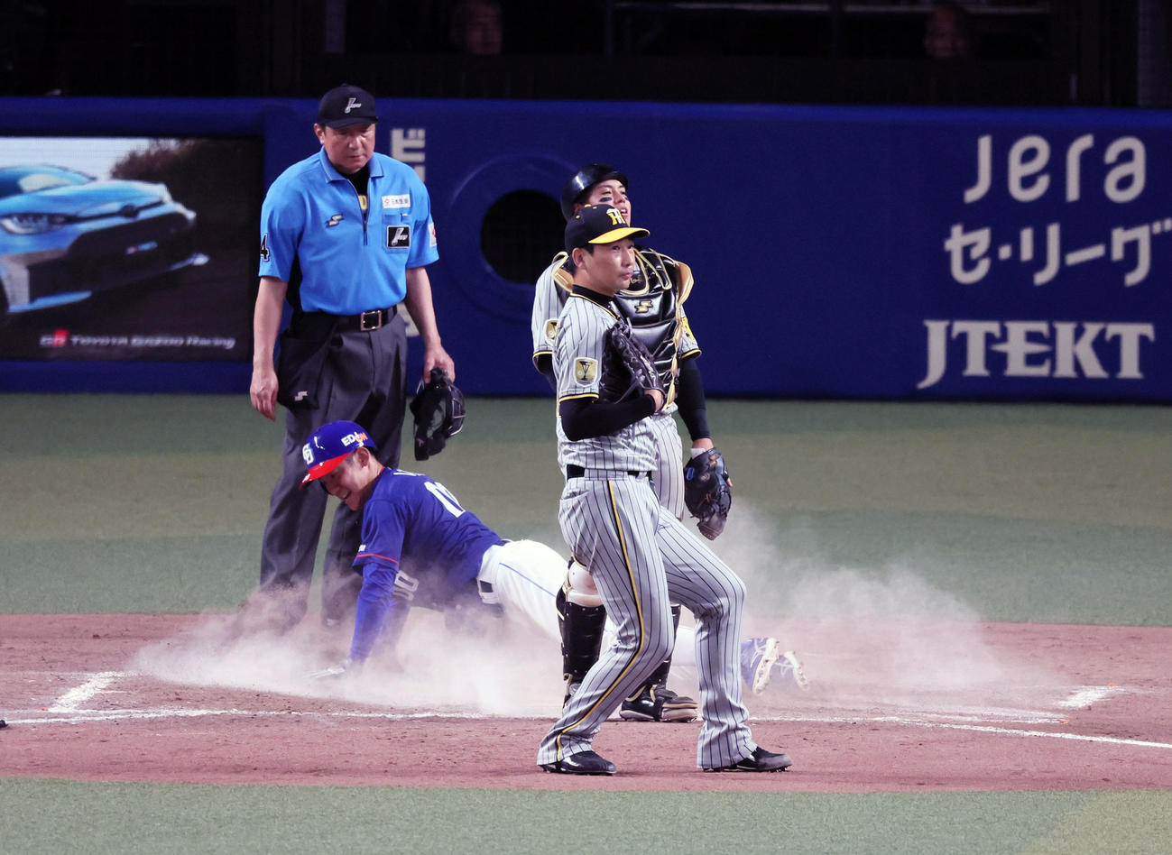 中日対阪神　9回裏中日2死満塁、岩崎は代打福永に遊撃への同点2点適時内野安打を打たれる（撮影・加藤哉）